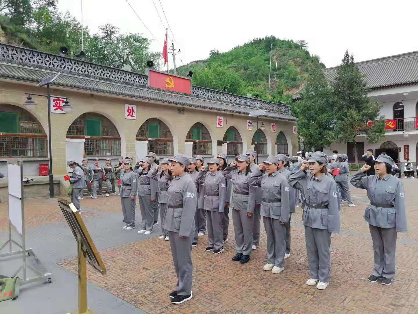 新威实业品牌副总经理余绮女士赴延安学习延安精神，与新威员工分享活动心得，强调每一个